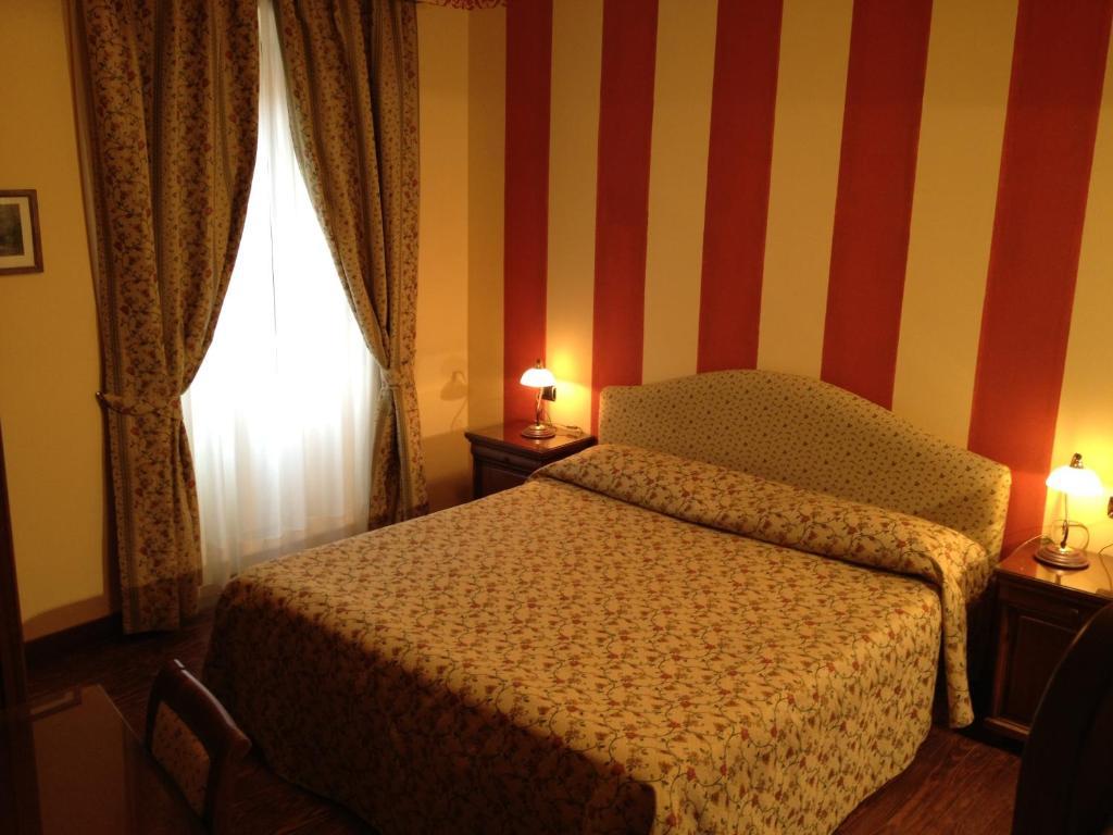 Hotel La Dependance Menaggio Pokój zdjęcie